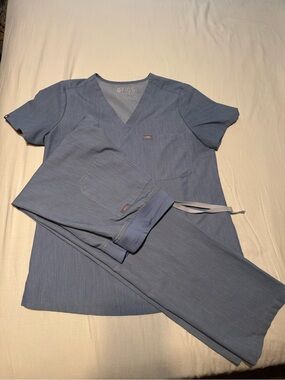 Figs Woman's Scrub Set in Cecil Blue  **RARE color**